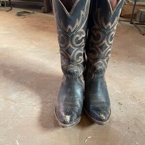 8.5 B Ariat boots Worn less than 10 times!